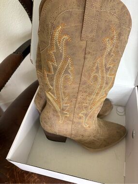 HISEA Rollda Cowboy Boots Tan Western Embroidered NWT in box